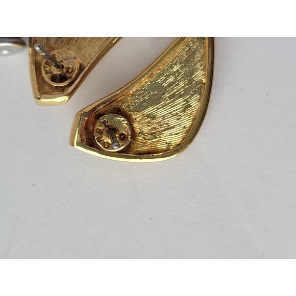 Vintage Monet Pierced Earrings Chevron Shape Cream Gold - Picture 4 of 5